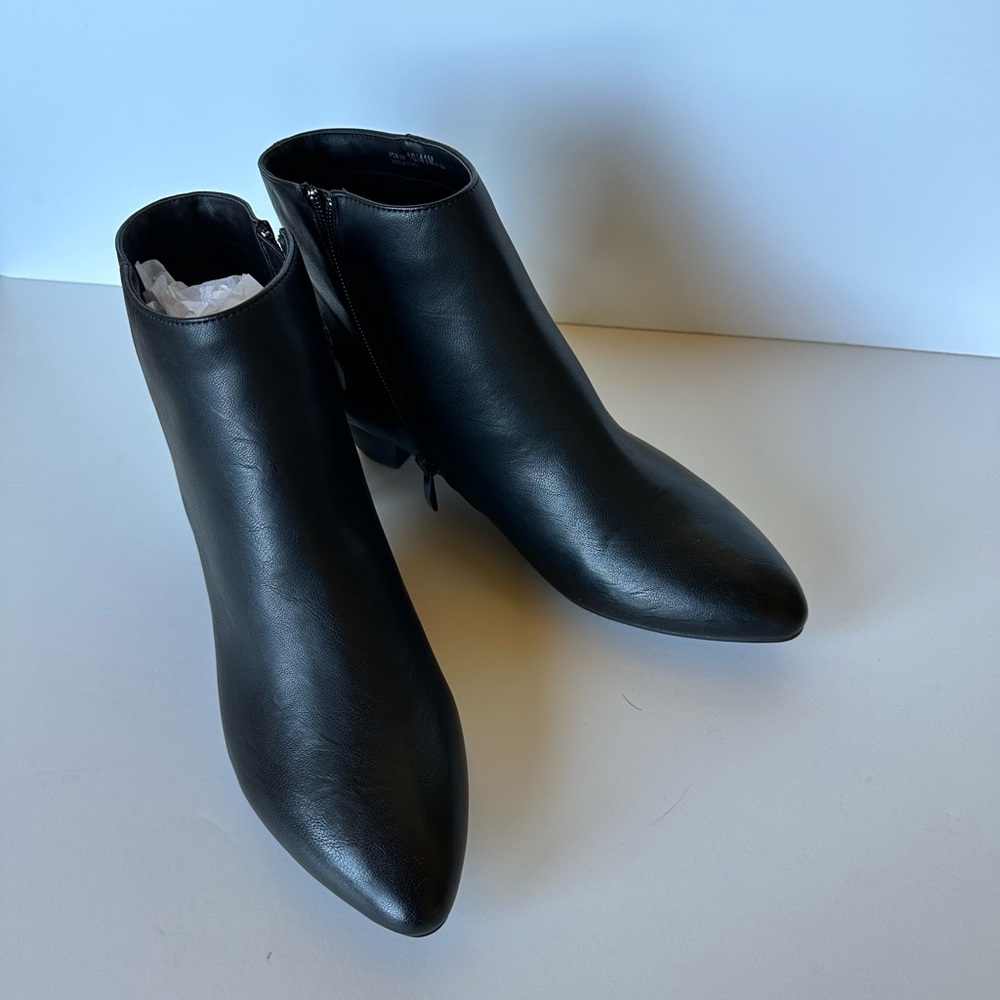 CL Laundry Brand new boots, size 10!